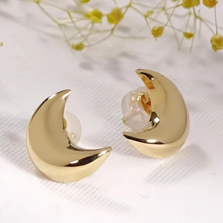 18K Yellow Gold Crescent Claw Stud Earrings, No Plating or Coating, Sculptural Minimal Jewelry For Her, Graduation Gift for Her.