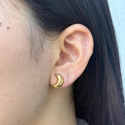 18K Yellow Gold Crescent Claw Stud Earrings, No Plating or Coating, Sculptural Minimal Jewelry For Her, Graduation Gift for Her.